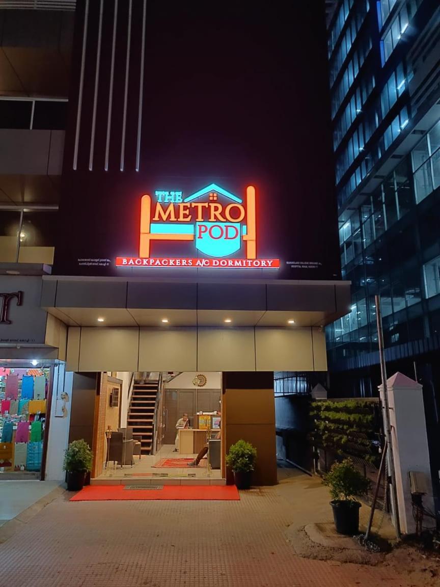 The Metro Pod - Backpackers A/C Dormitory Kochi Dış mekan fotoğraf