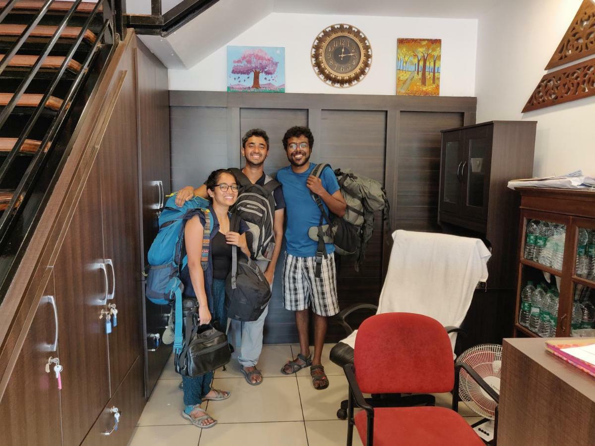 The Metro Pod - Backpackers A/C Dormitory Kochi Dış mekan fotoğraf