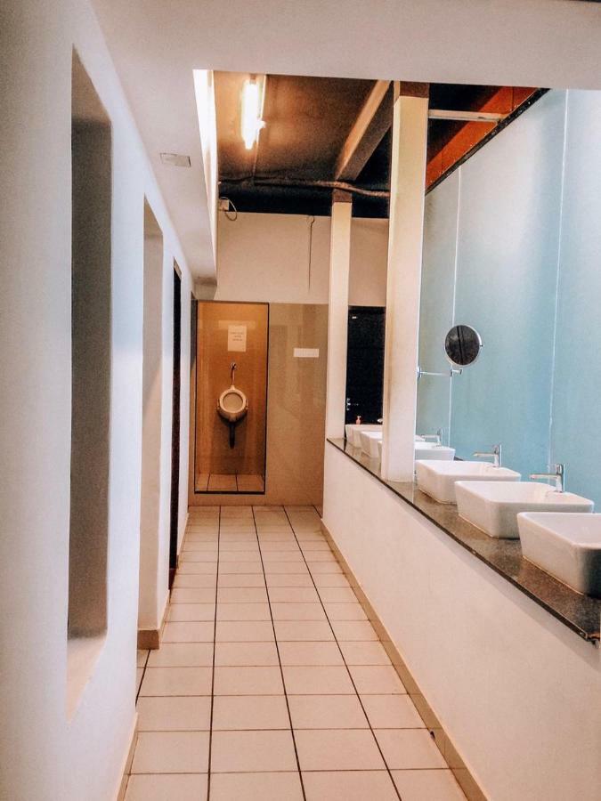 The Metro Pod - Backpackers A/C Dormitory Kochi Dış mekan fotoğraf