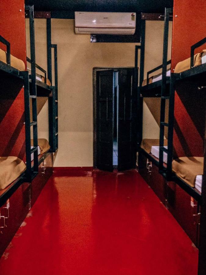 The Metro Pod - Backpackers A/C Dormitory Kochi Dış mekan fotoğraf